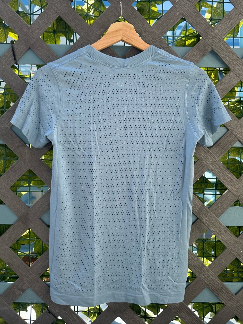 Baby Blue Mesh lululemon Tee Size 4 - Picture 2 of 2